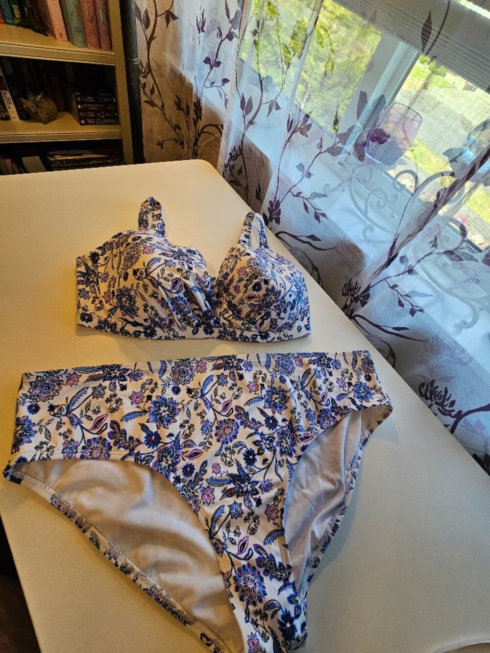Two-piece swim set for Women in White with Blue Size 38G & 24